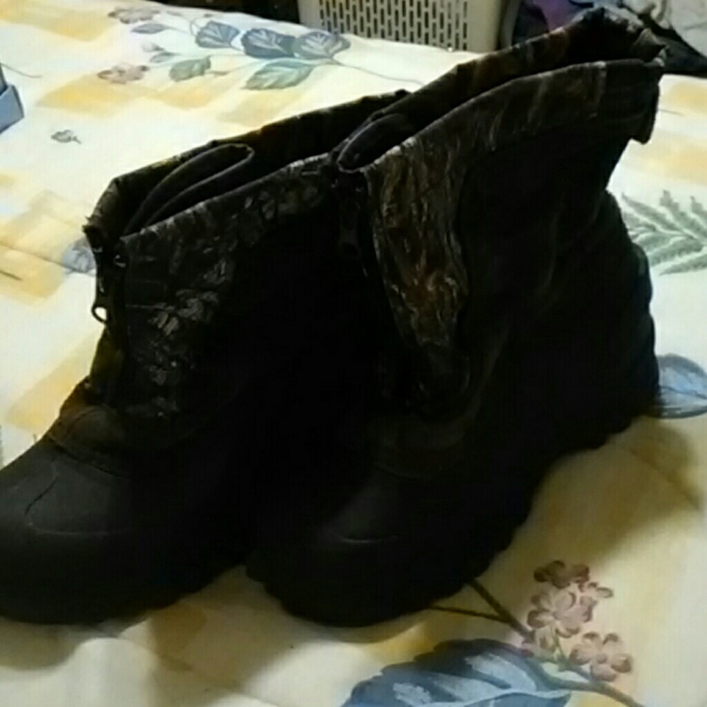 Itasca youth camo snow boots.